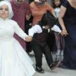 İkisi de 108 santimetre! Sosyal medyada tanışan Emine ve Ahat d&uuml;nyaevine girdi