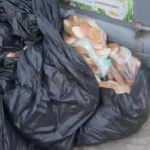 İsrafın b&ouml;ylesi! Y&uuml;zlerce ekmeği &ccedil;&ouml;pe attılar