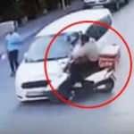 Moto kurye pes dedirtti! Kaza yapan s&uuml;r&uuml;c&uuml;ler tekme tokat kavga etti