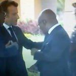Afrika'ya 'ders' vermeye giden Macron yine rezil oldu: Omzuna dokunduğu bakan omzunu sildi