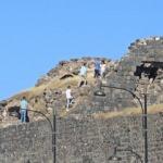 Uyarıları dinlemediler! 12 metrelik tarihi surlarda korkutan &ouml;z&ccedil;ekim