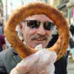 64 yaşında her g&uuml;n 20 kilometre y&uuml;r&uuml;yerek takım elbiseyle simit satıyor 