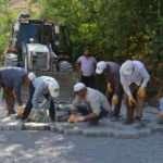 Hakkari&rsquo;de iş&ccedil;ilerin sıcak havada zorlu mesaisi