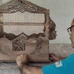 Kuşlar i&ccedil;in &uuml;retiyor! El iş&ccedil;iliği ile yaptığı kafesleri 10 bin liraya satıyor