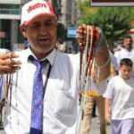 &Ouml;ğretmen gibi giyinip, tespih satıyor! Kimse hayat hikayesini bilmiyor  