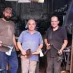 Osmanlı d&ouml;neminden kalan demirci d&uuml;kkanı babadan oğula hayat buluyor