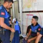 Afgan ka&ccedil;ak, &uuml;zerinde zabıta kıyafetiyle yakalandı