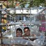 Denize gitme imkanı olmayan &ccedil;ocuklar, r&ouml;morka kurulan havuzlarda serinliyorlar