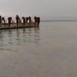 Mudanya&rsquo;da sağanak yağışla birlikte denizin rengi kahverengiye b&uuml;r&uuml;nd&uuml;