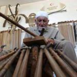 82 yaşındaki usta sanat eseri gibi bastonlar yapıyor