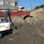 Hatay'da temel kazılan arsada oluşan toprak kayması nedeniyle apartman boşaltıldı   