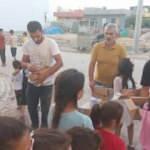 Hayırsever esnaf, 2 yıldır sokak sokak dolaşıp &ccedil;ocukların y&uuml;z&uuml;n&uuml; g&uuml;ld&uuml;r&uuml;yor