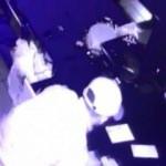 Kafeye giren hırsız sadaka kutusu &ccedil;aldı, tavırları pes dedirtti!