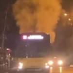 Pendik'te arkasından dumanlar y&uuml;kselen İETT yolda kaldı