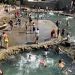 Sıcaktan bunalan &ccedil;ocuklar yasak tabelasını umursamadı, tarihi suya akın ettiler