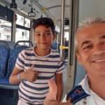 Turist aile &ccedil;ocuklarını otob&uuml;ste unuttu! 1 saat s&uuml;ren korku 'selfie&rsquo; ile son buldu   