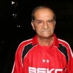 70 yaşında top koşturuyor: Performansıyla gen&ccedil;leri cebinden &ccedil;ıkarıyor