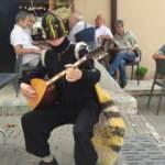 Bursa sokaklarında gezen &lsquo;arı adam&rsquo; g&ouml;renleri şaşırtıyor