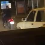 Bursa&rsquo;dan ilgin&ccedil; g&ouml;r&uuml;nt&uuml;ler! Yolda kalan arabayı motosiklet &ccedil;ekti