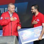 Canik Kısa Film Yarışması'nda birinci olan Yasir Yıldırım’a ödülünü Başkan Erdoğan verdi