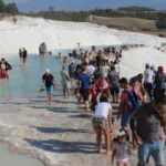 Pamukkale ziyaret&ccedil;i akınına uğruyor: turist sayısı y&uuml;zde 72 arttı