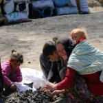 Ge&ccedil;imini sağlamak i&ccedil;in bebeği sırtında Mardin&rsquo;den Erzincan&rsquo;a gidiyor