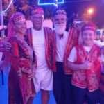 K&ouml;peğiyle birlikte zil takıp oynuyor, turistlerden aldığı bahşişlerle ge&ccedil;iniyor