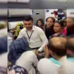 M&uuml;şteriler indirimdeki frit&ouml;z i&ccedil;in kavga etti! Bir kadın biber gazını &ccedil;ıkarıp tehdit etti