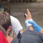 İzmit'te korkun&ccedil; olay! K&uuml;&ccedil;&uuml;k &ccedil;ocuğun eline korkuluk demiri saplandı