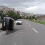 Ters istikamete girip takla atan otomobilden burunları bile kanamadan &ccedil;ıktılar