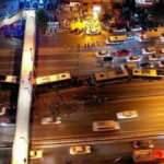 Saatlerce metrob&uuml;s yolunda kalan vatandaşlar &ldquo;İmamoğlu istifa&rdquo; sloganı attı