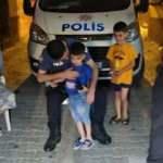 Anneleri evde yalnız bırakınca korkup sokağa &ccedil;ıkan iki miniği polisler kurtardı