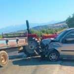 Denizli&rsquo;de trakt&ouml;r ile otomobil kafa kafaya &ccedil;arpıştı! 4 kişi yaralandı