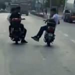 Elektrikli motosiklete yan oturan sürücü pes dedirtti! O anlar kamerada
