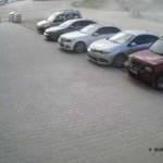 Filmleri aratmayacak ka&ccedil;ış! Drift atıp kaza yapan kadını direksiyona ge&ccedil;erek ka&ccedil;ırdı