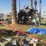 İzmir&rsquo;de feci kaza! Bariyerleri aşıp tramvay yolundaki ağaca &ccedil;arptı: 2 &ouml;l&uuml; 1 yaralı