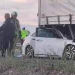 Kamyona çarpan otomobil, kasanın altına girdi: 1 ölü, 3 yaralı