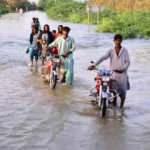 Pakistan'da selin olduğu b&ouml;lgelerde halk evlerini terk ediyor