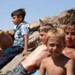 Van G&ouml;l&uuml;&rsquo;nde y&uuml;zen &ccedil;ocukların sa&ccedil;ları sararıyor