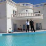 Avrupa&rsquo;daki &ccedil;ocukları d&ouml;ns&uuml;n diye k&ouml;ye havuzlu villa yaptırdı