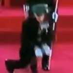 Krali&ccedil;e Elizabeth'in tabutu başındaki muhafız yere yığıldı