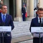Miçotakis, Macron'un kağıdına bakmaya çalışırken yakalandı