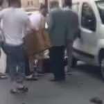 Park halindeki ara&ccedil;lara zarar veren ş&uuml;pheliye mahalle sakinlerinden &lsquo;meydan dayağı&rsquo;