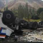Erzurum'da yola devrilen TIR'ın şof&ouml;r&uuml; tanınmaz hale gelip feci şekilde can verdi 