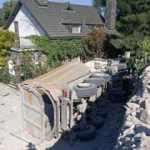 Hafriyat kamyonu villanın bah&ccedil;esine u&ccedil;tu, faciadan d&ouml;n&uuml;ld&uuml;