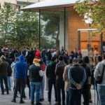 İstanbul'da satışa sunulan Apple uzun kuyruk oluşturdu