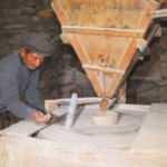 300 yıllık su değirmeni ilk g&uuml;nk&uuml; gibi buğday &ouml;ğ&uuml;tmeye devam ediyor