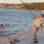 İstanbul'da şaşırtan olay! Oltasına k&ouml;pek balığı takıldı