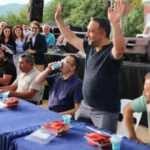 2 dakikada 188 gram Şili biberi yedi