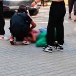 Antalya&rsquo;da feci olay: Kız &ouml;ğrencilerin kavgasına dahil olan baba bı&ccedil;akla dehşet sa&ccedil;tı